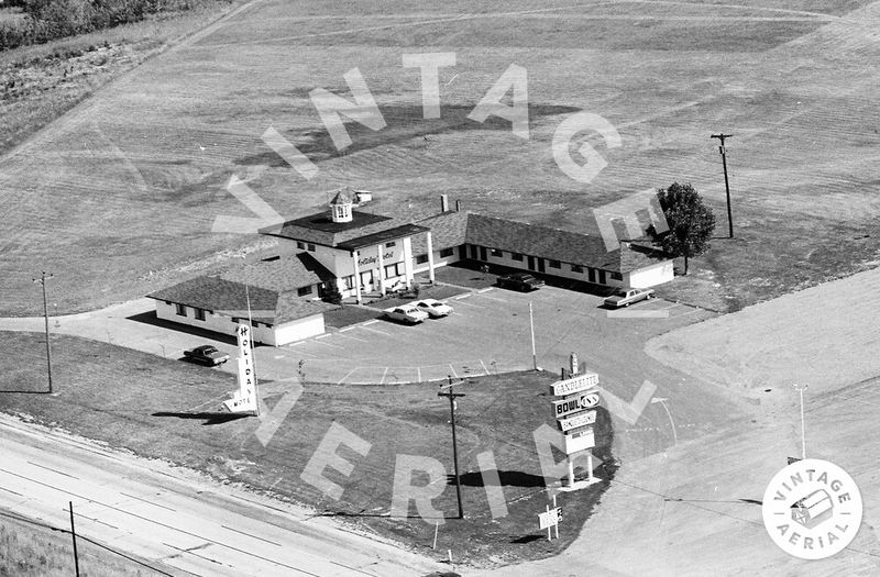 Heidelberg Motel (Holiday Motel, Bramblehurst Motel) - 1971 Aerial